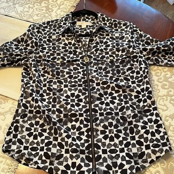 Michael Michael Kors Top size Medium in EUC. Gold hardware. Beautiful! - Picture 4 of 9